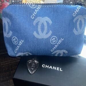 CHANEL BEAUTE denim blue makeup bag with complimentary pin brooch